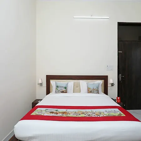 Oyo 10317 Hotel Mock Orange
